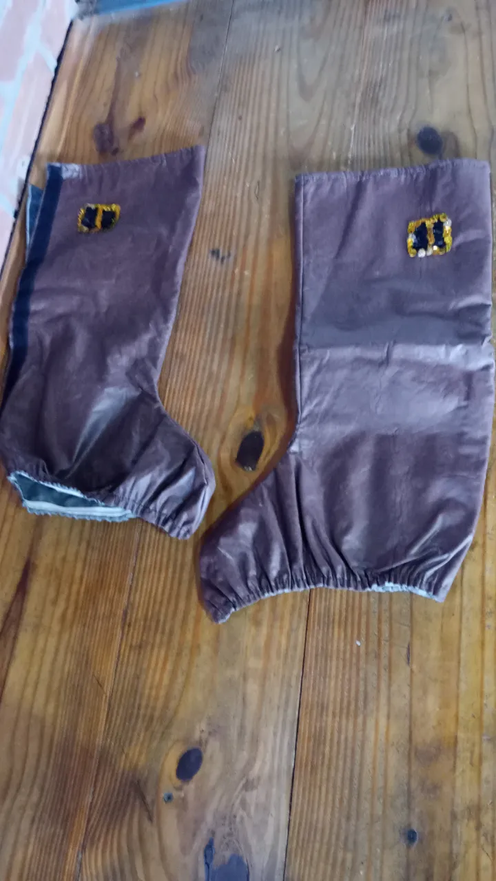Botas cubre patin o disfraz de caña alta marrones,  Con detalles dorados en la parte superior y velcro