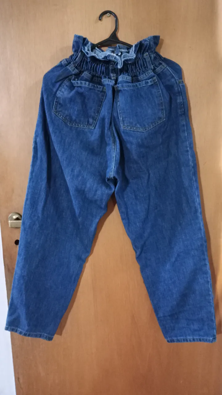 Jeans de mujer tiro alto, con cintura elastizada y bolsillos traseros. Un clásico moderno para un look cómodo y canchero.