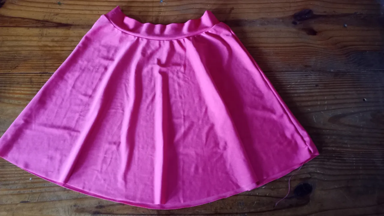 Minifalda rosa de tela suave y fluida, ideal para un look fresco y femenino. Perfecta para combinar con tops y zapatillas.