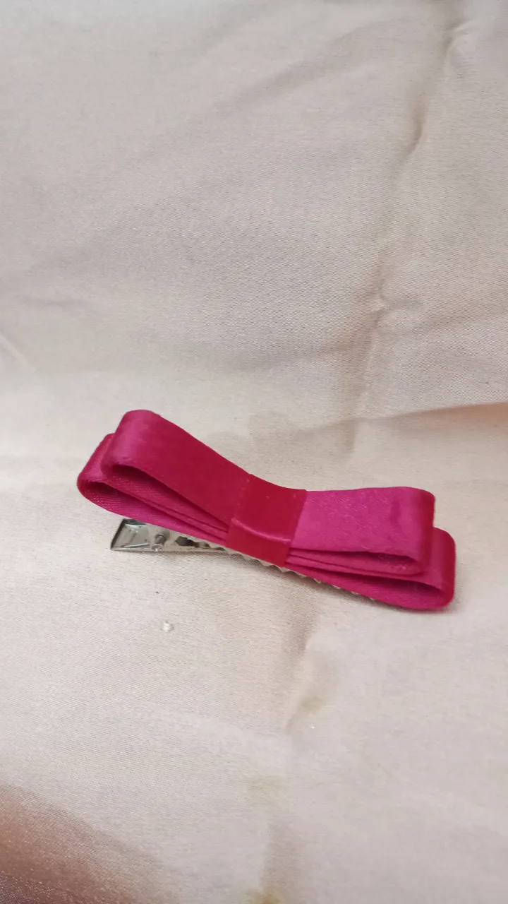 Hermoso broche para el pelo con forma de moño, color fucsia. Ideal para darle un toque de color y estilo a cualquier peinado. Perfecto para mujeres que buscan un accesorio elegante y femenino.