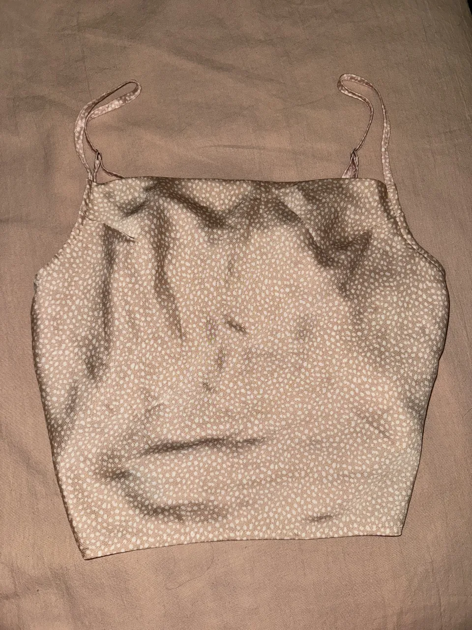 Top de mujer Forever 21 rosado con estampado de lunares sequels blancos y tiras finas. Ideal para un look arreglado y fresco.