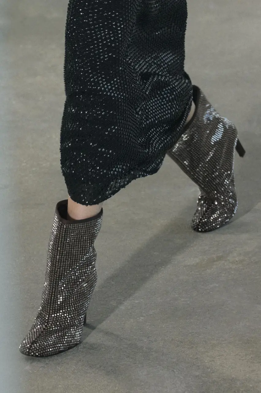 Botines de mujer con diseño de strass plateados. Taco alto y punta fina. Ideales para eventos especiales y fiestas.