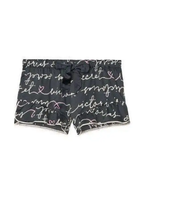 Short de pijama de satén negro con estampado de letras blancas y detalles de encaje. Ideal para un descanso cómodo y con estilo.