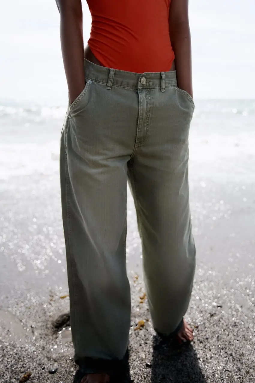 Pantalón suelto de jean verde, ideal para un look casual y cómodo. Con bolsillos delanteros y traseros, perfecto para el día a día.