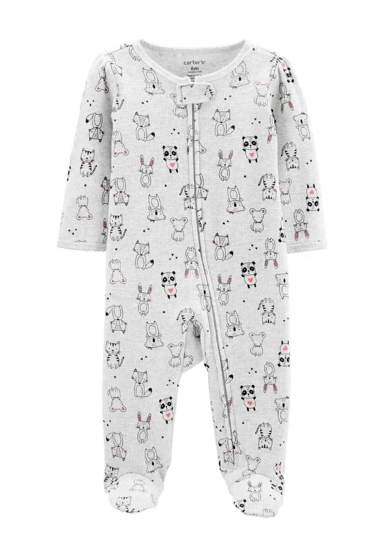Enterito de bebé con estampado de animalitos. Con cierre frontal para facilitar el cambio de pañales. Ideal para mantener a tu bebé abrigado y cómodo.