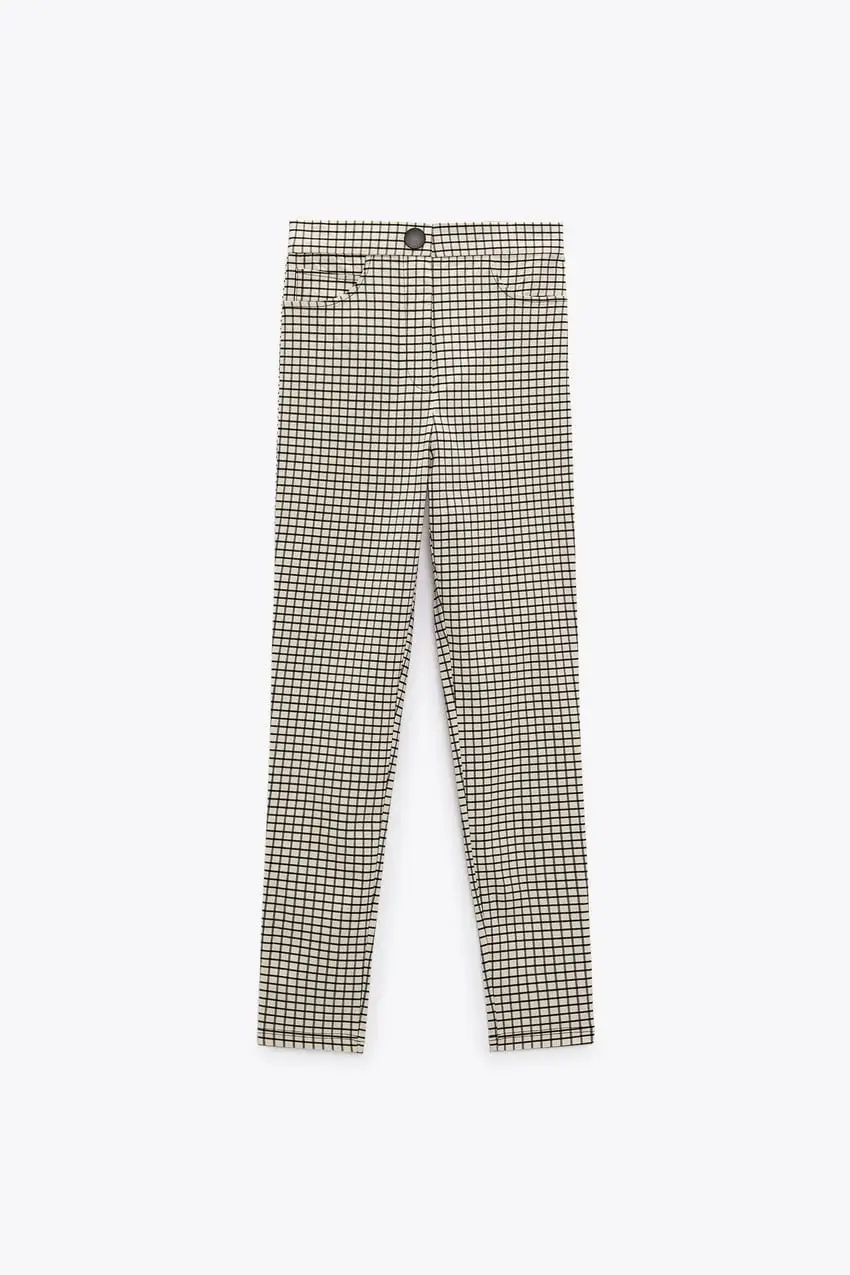 Leggings a cuadros en crudo y negro. Tiro alto, con botón . Ideal para un look elegante y moderno.
