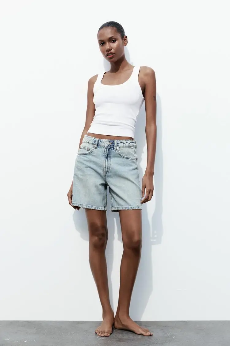 Short de jean de mujer, tiro medio, con bolsillos delanteros y traseros. Ideal para un look casual y fresco.art 313