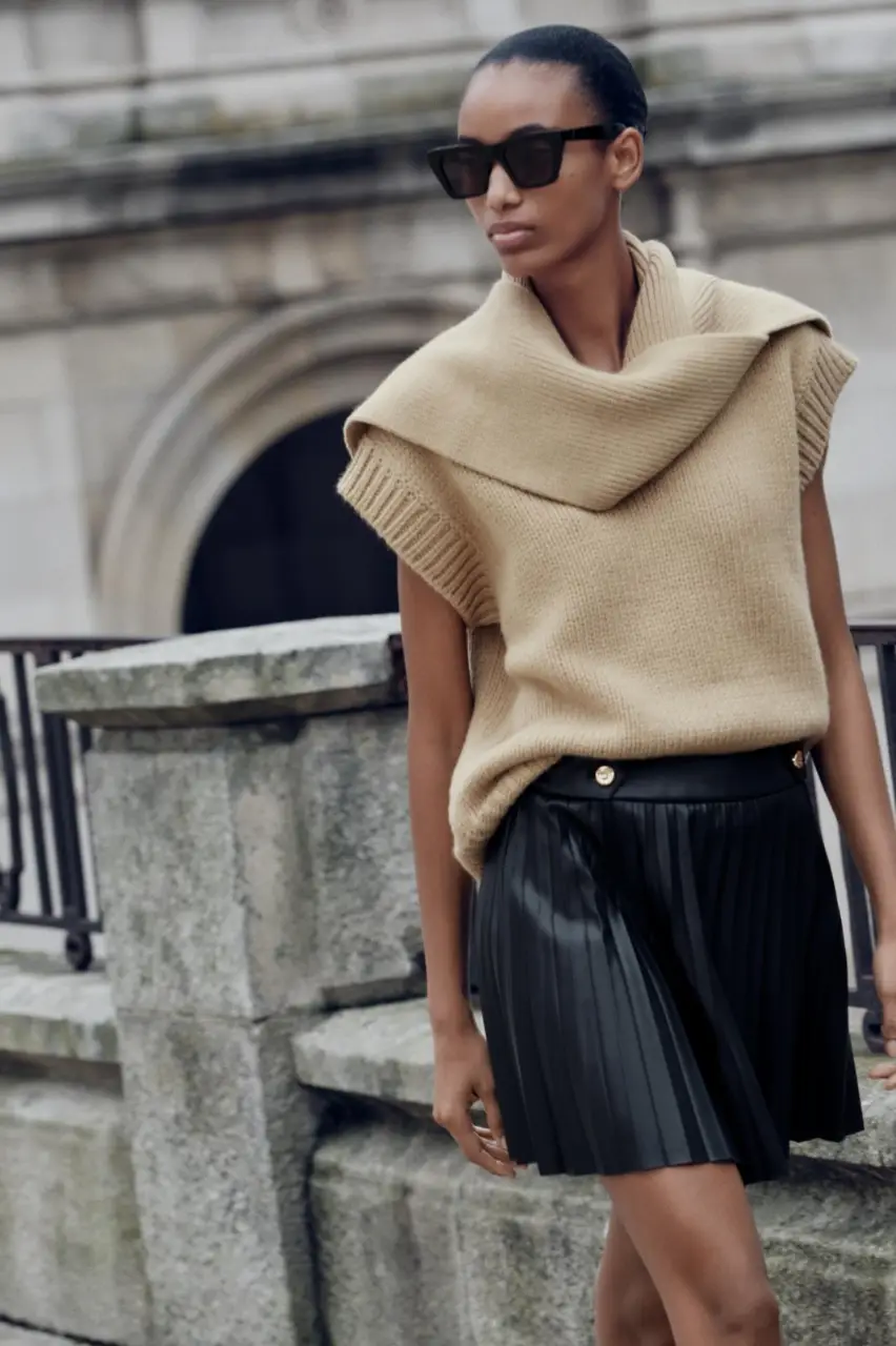 Minifalda de cuero sintético plisada, con detalles de botones dorados en la cintura. Ideal para un look elegante y moderno. art 367