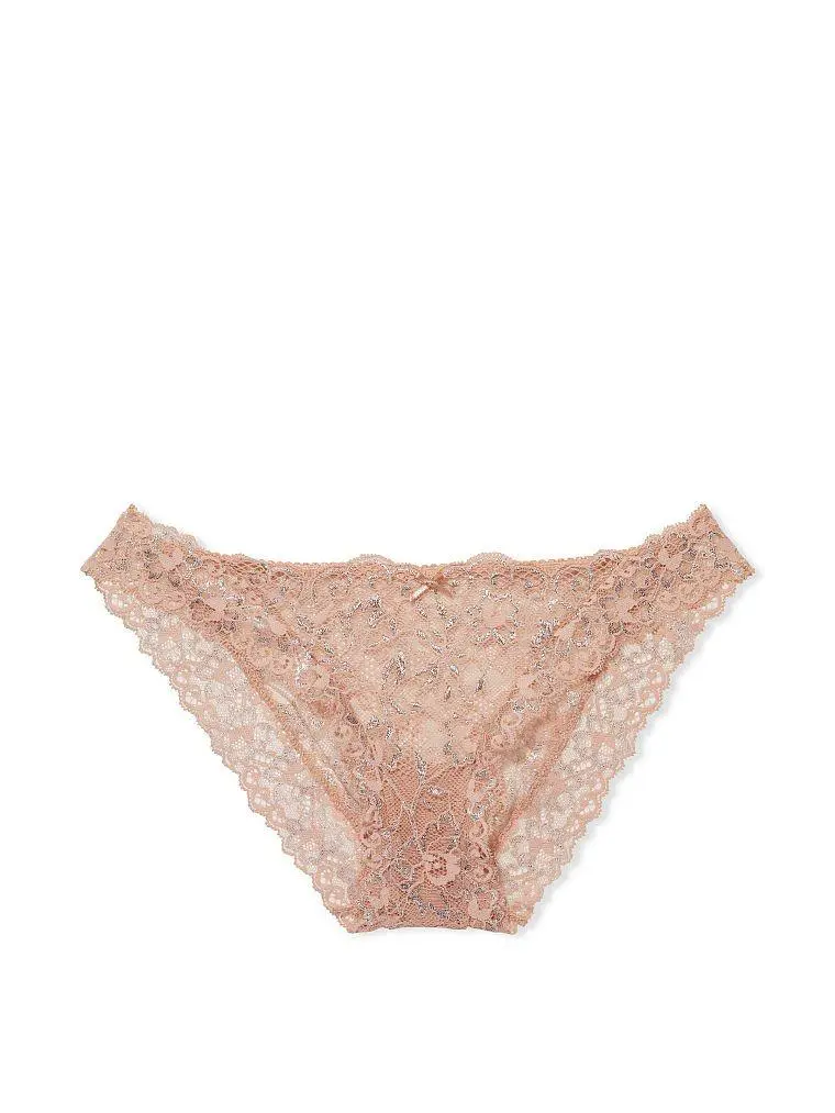Bombacha de encaje rosa, ideal para un look romántico y delicado. Perfecta para usar debajo de vestidos o faldas.