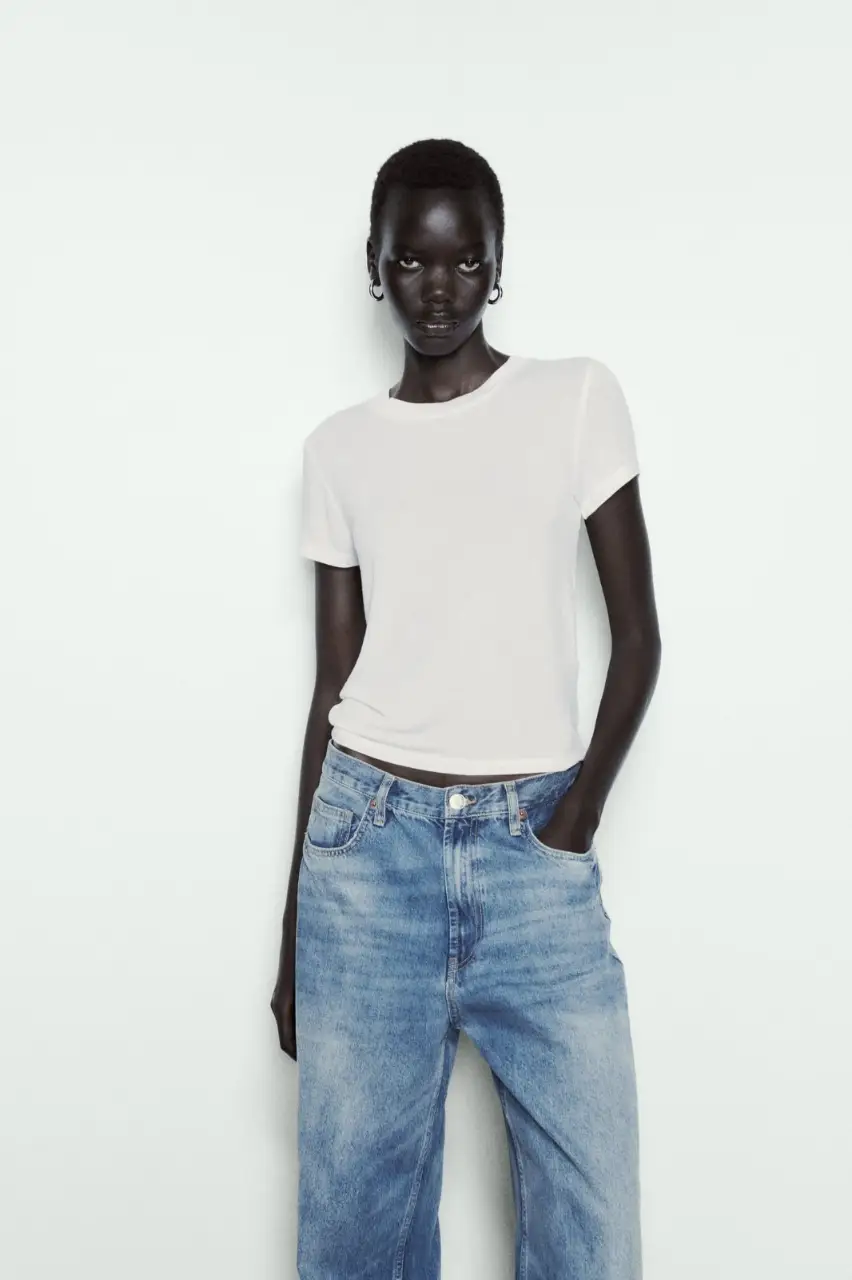 Remera blanca de manga corta, corte clásico y cuello redondo. Ideal para un look casual y versátil.