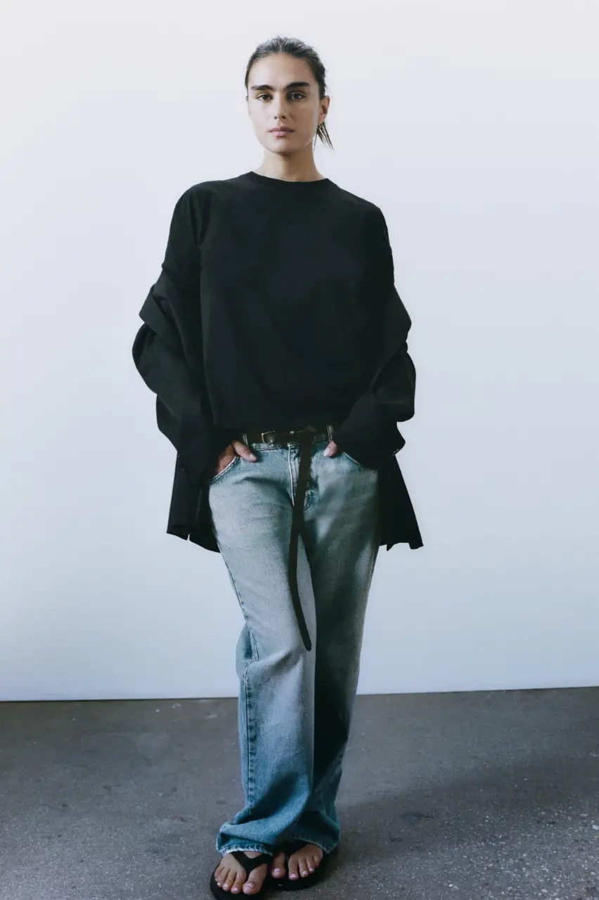 Remera negra de manga corta, corte clásico y cuello redondo. Ideal para un look casual y versátil.