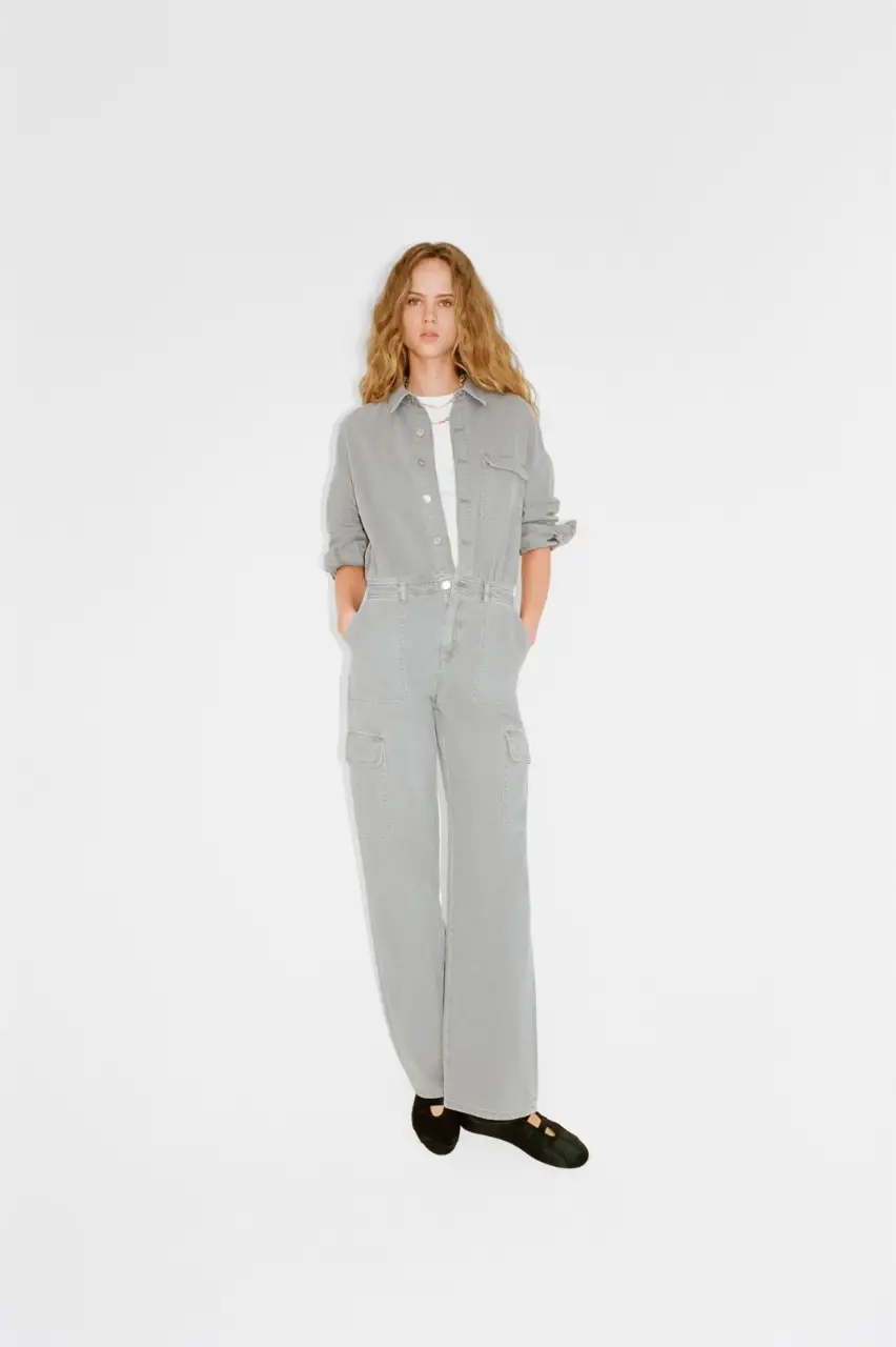 Mono largo de jean gris con bolsillos cargo. Ideal para un look casual y moderno.