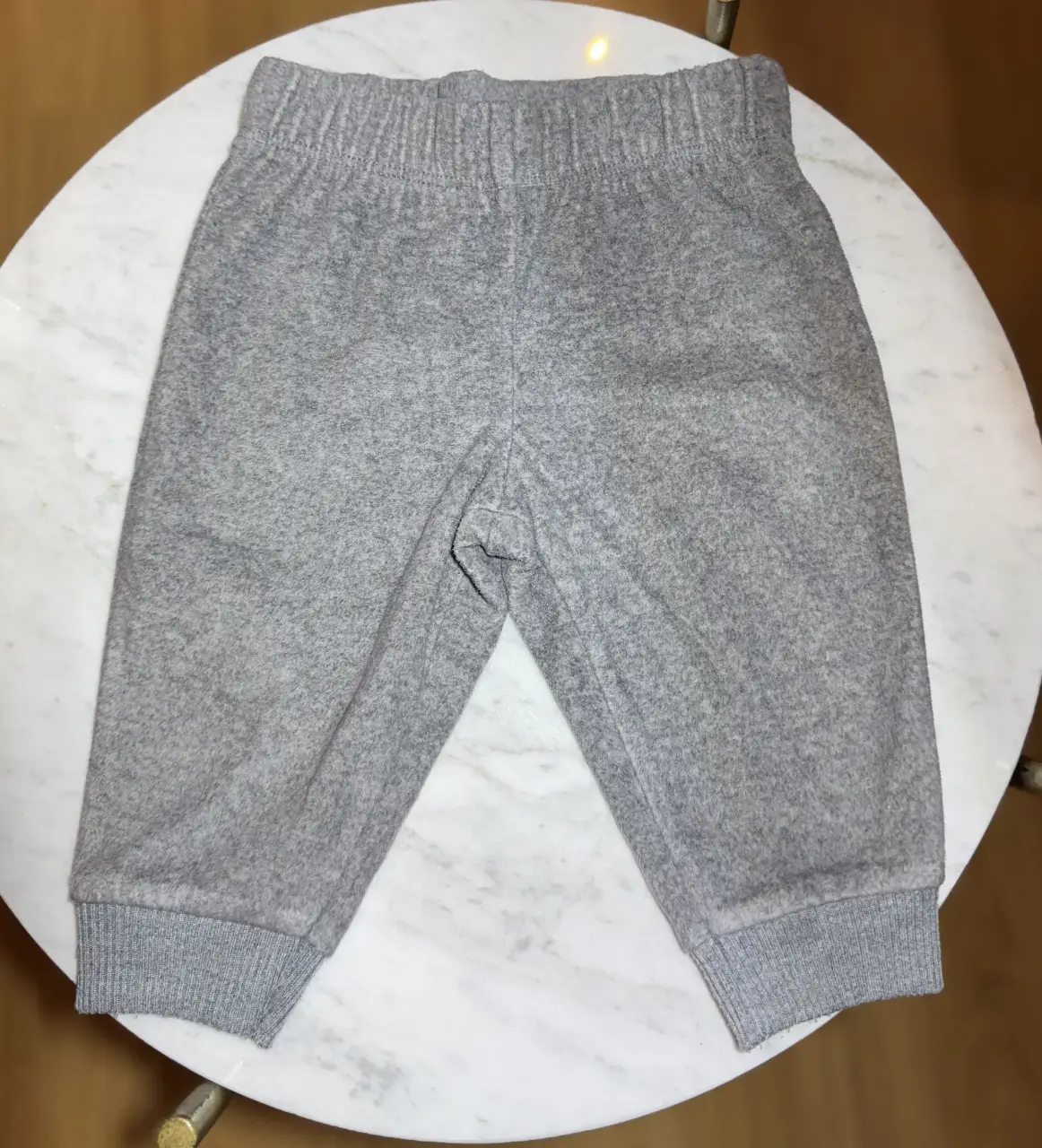 Pantalón de bebé, de tela suave y cómoda, ideal para el día a día. Color gris.