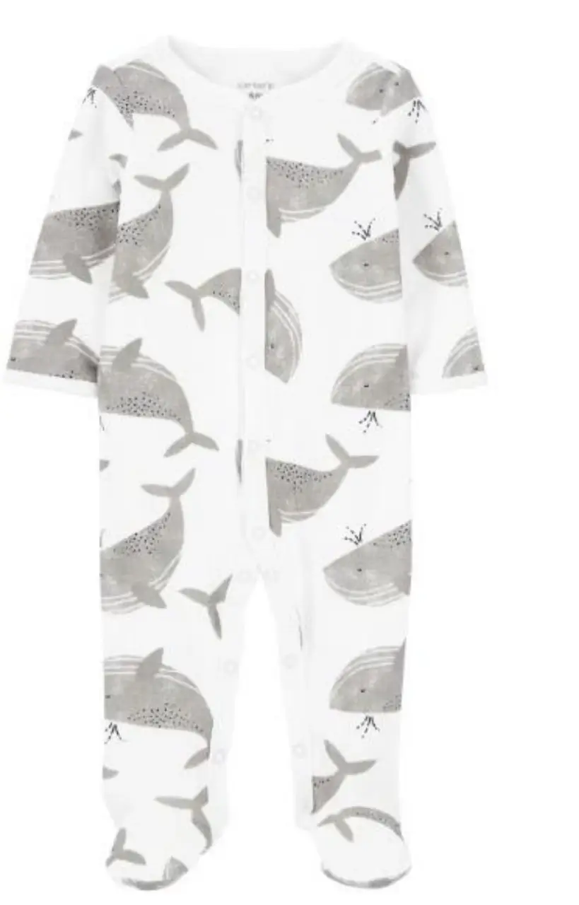 Enterito de bebé con estampado de ballenas grises sobre fondo blanco. Ideal para mantener a tu bebé cómodo y abrigado durante la noche. Perfecto para recién nacidos y bebés.