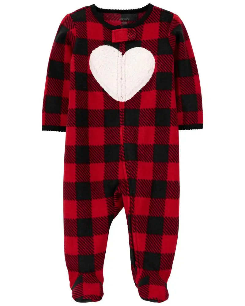 Enterito de bebé con estampado a cuadros rojos y negros, con un corazón blanco en el centro. Ideal para mantener a tu bebé abrigado y cómodo.