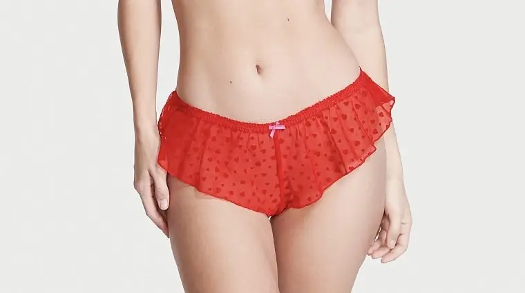 Bombacha de tul roja con diseño de corazones. Tiene volados en los bordes y un moño en la parte delantera. Ideal para una ocasión especial.