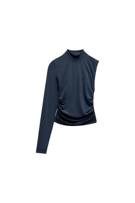 Remera de manga larga asimétrica con cuello alto y frunces en un lateral. Ideal para un look moderno y sofisticado.
