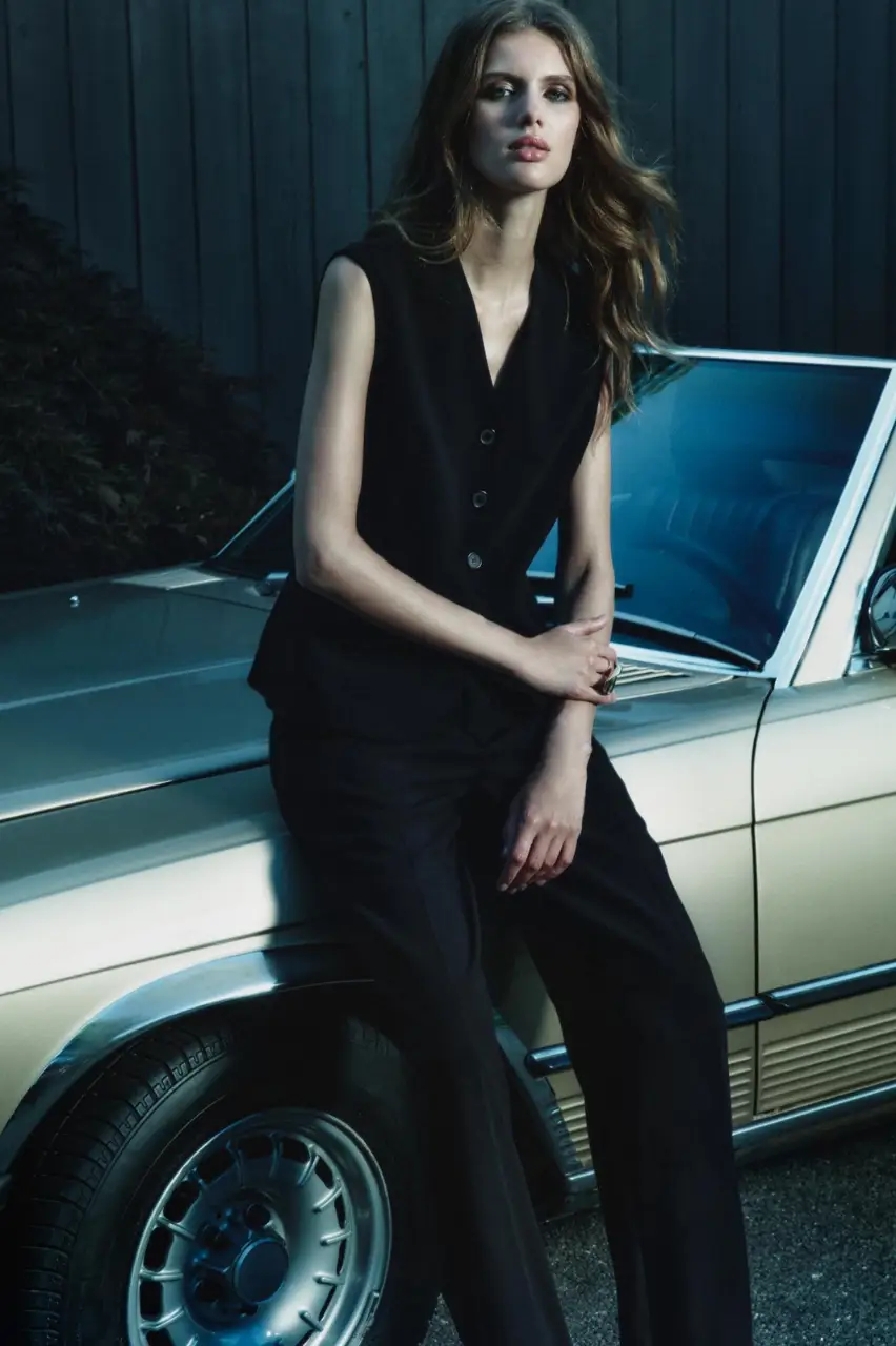 Chaleco sastrero negro, elegante y versátil. Ideal para looks formales o para darle un toque sofisticado a tus outfits casuales. Confeccionado con materiales de alta calidad, este chaleco es una prenda atemporal que no puede faltar en tu guardarropa.