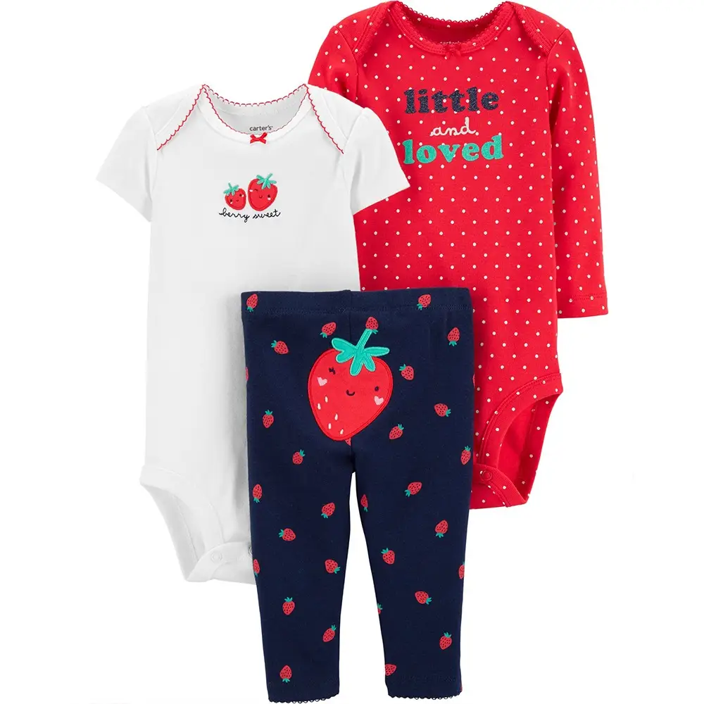 Conjunto de bebé de tres piezas con diseño de fresas. Incluye un body manga corta blanco con bordado de fresas y frase "berry sweet", un body manga larga rojo con lunares blancos y la frase "little and loved", y un pantalón azul marino con estampado de fresas.
