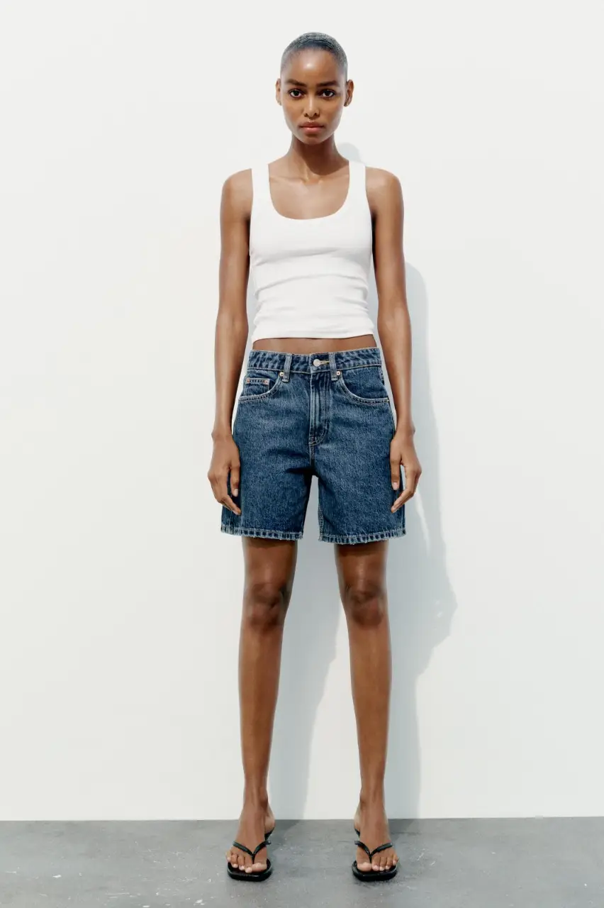 Short de jean de mujer, tiro medio, con bolsillos delanteros y traseros. Ideal para un look casual y cómodo.art 310
