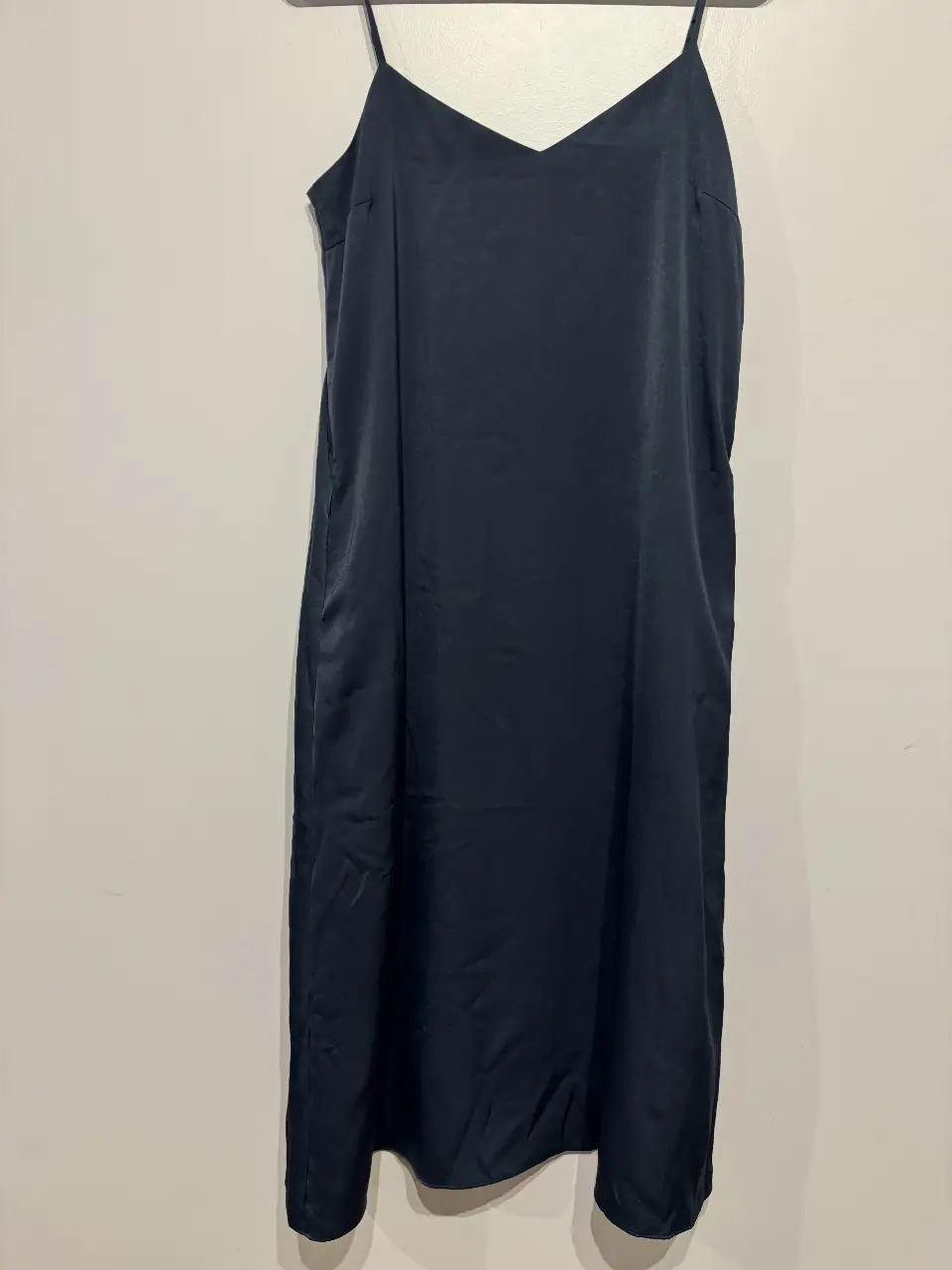 Vestido midi azul de satén con tirantes finos. Ideal para una salida elegante o una fiesta.
