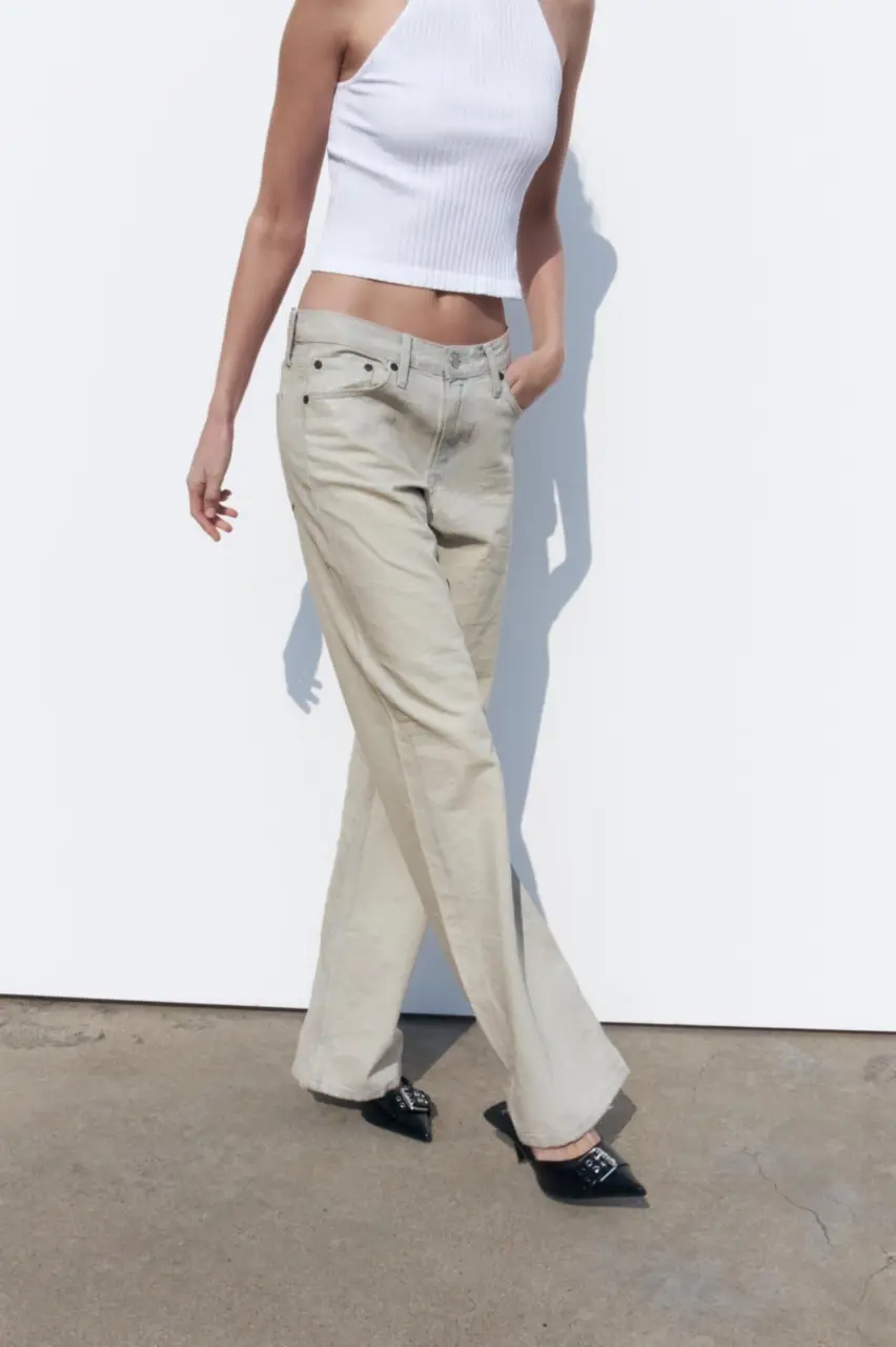 Pantalón de jean recto color crudo, con efecto arrugado. Tiro medio y calce holgado. Ideal para un look casual y moderno.