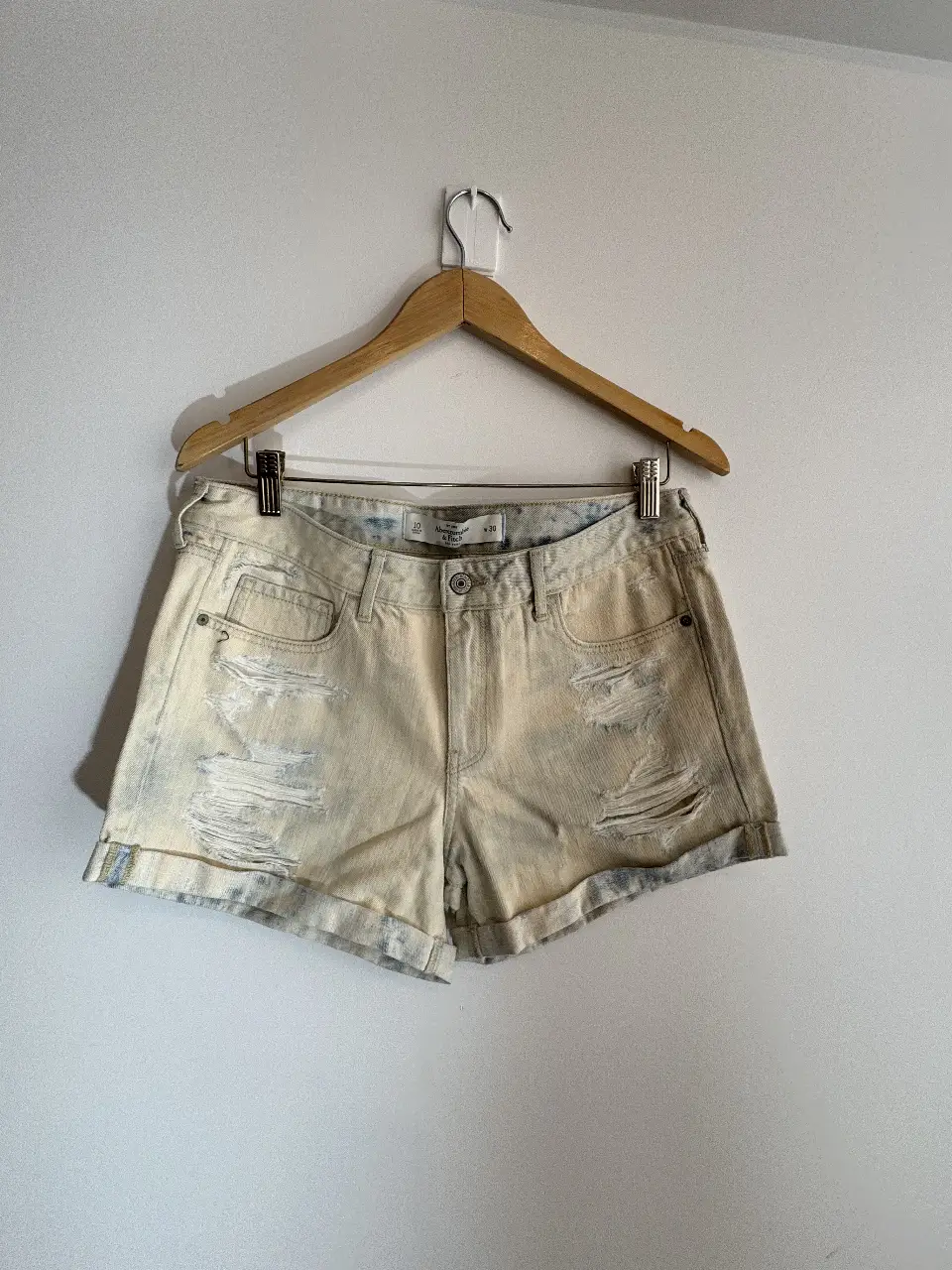 Short de jean de mujer, tiro medio, con roturas y efecto gastado. Ideal para un look casual y fresco.