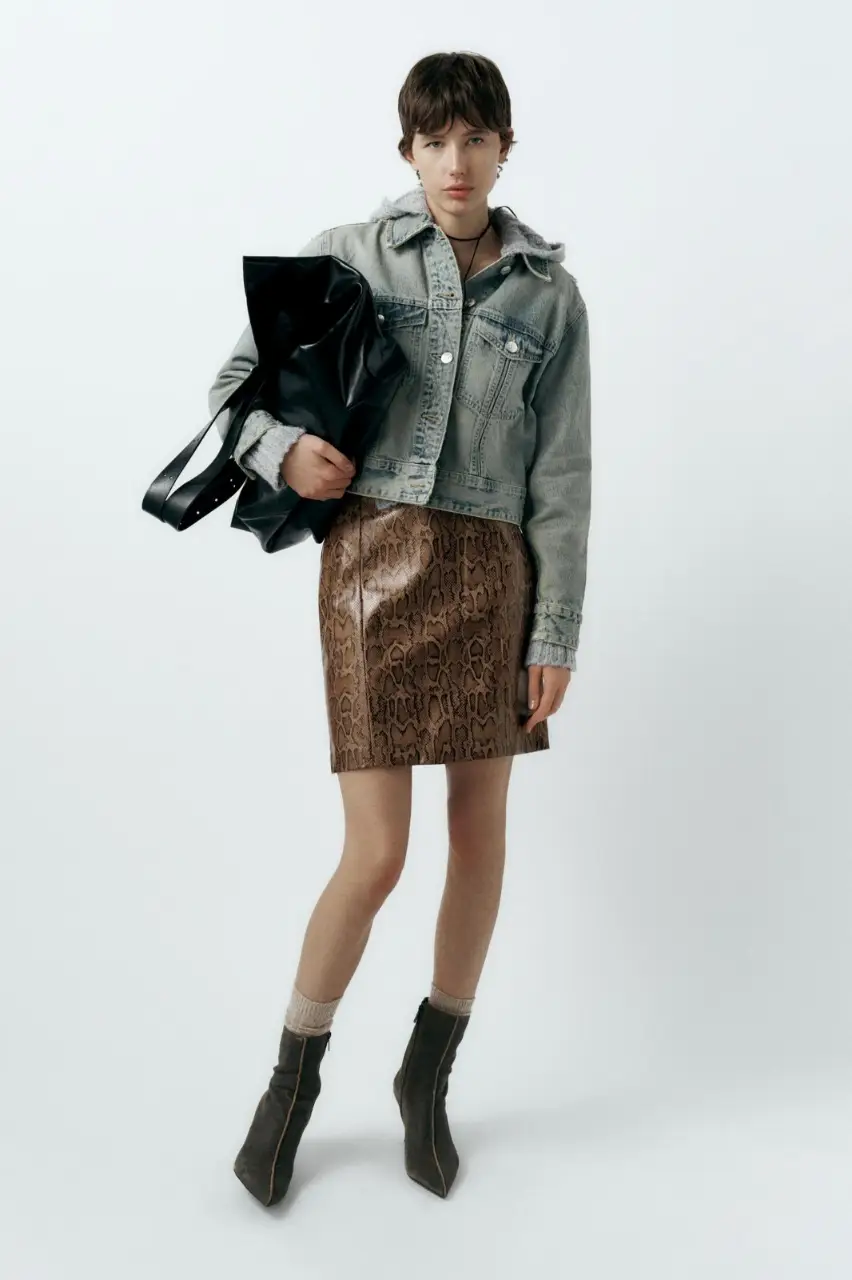 Pollera mini de cuero sintético con estampado de serpiente. Ideal para un look moderno y audaz.