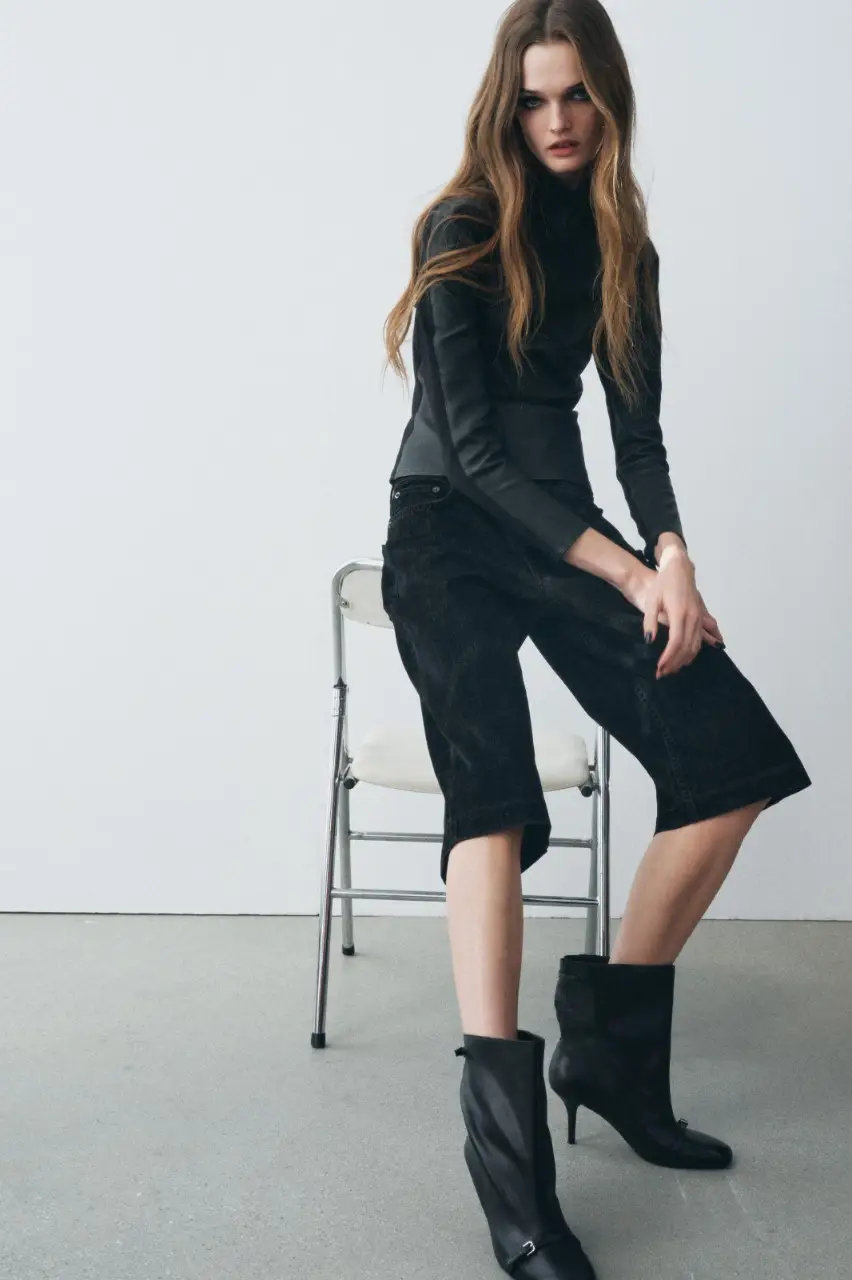Bermuda de pana negro de corte recto, con bolsillos delanteros y traseros. Ideal para un look casual y moderno.art 321