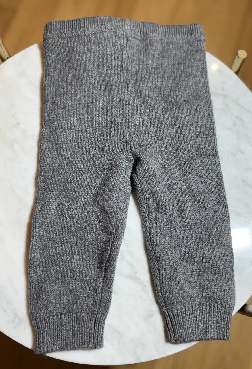 Pantalón de tejido de punto gris para bebé, de la marca Oshkosh B'gosh. Ideal para mantener a tu pequeño abrigado y cómodo.