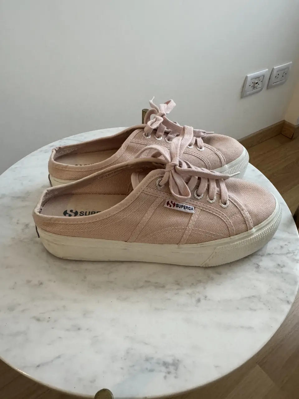 Zapatillas Superga tipo mules en color rosa. Ideales para un look casual y cómodo.