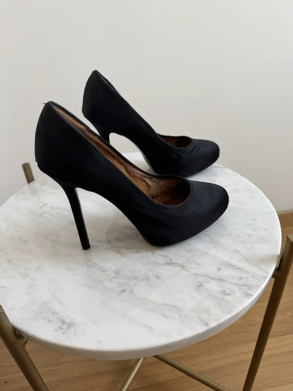 Elegantes zapatos de tacón negros, ideales para eventos formales o salidas nocturnas. Diseño clásico y sofisticado, perfectos para complementar cualquier atuendo. altura 10 cm