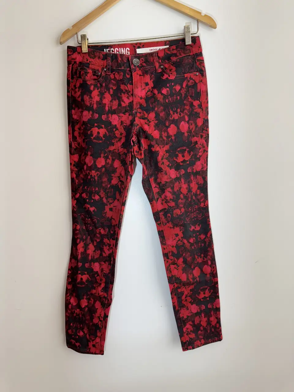 Jeans de mujer con estampado floral en tonos rojos y negros. Tiro bajo, ideales para un look casual y moderno.