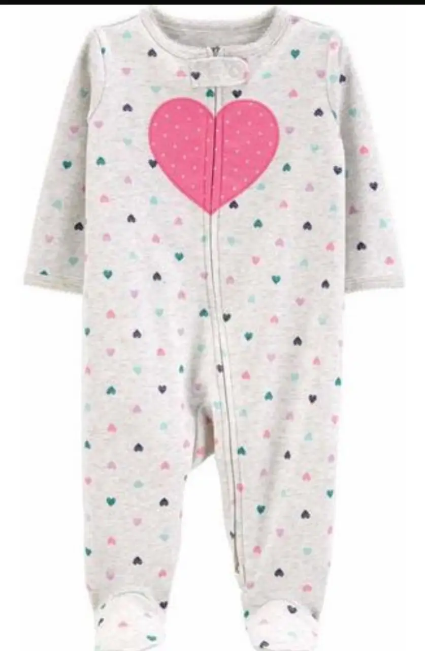 Enterito de bebé con estampado de corazones. Tiene cierre frontal y piecitos. Ideal para mantener a tu bebé abrigado y cómodo.