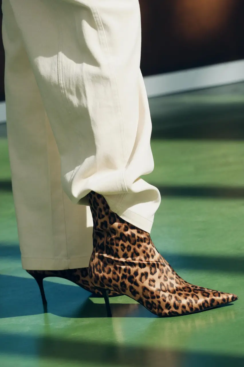 Botines de mujer con estampado de leopardo y taco fino. Ideales para darle un toque audaz a cualquier look.