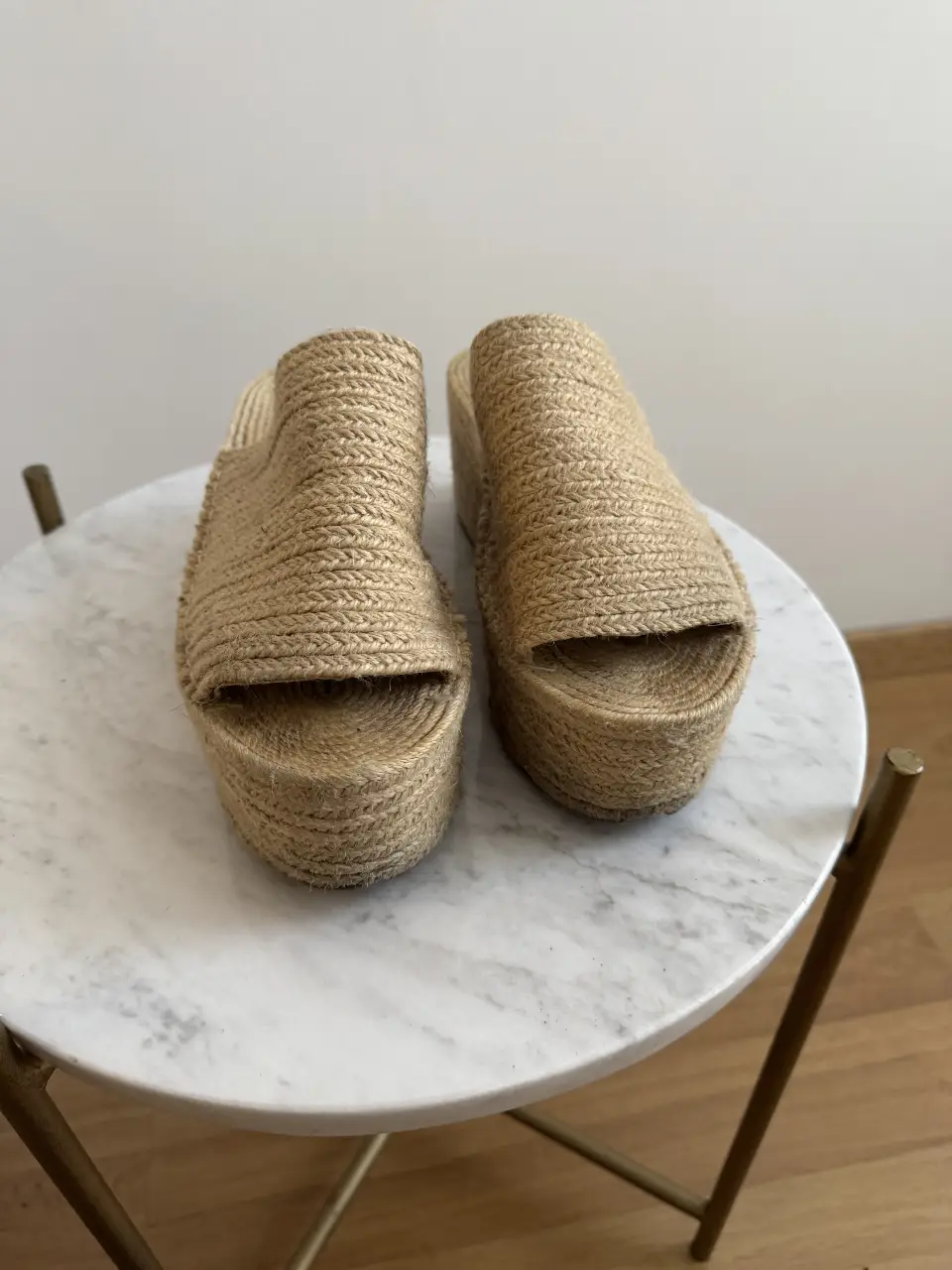Sandalias de plataforma con diseño artesanal, ideales para un look casual y de verano. Confeccionadas en yute, ofrecen comodidad y estilo.