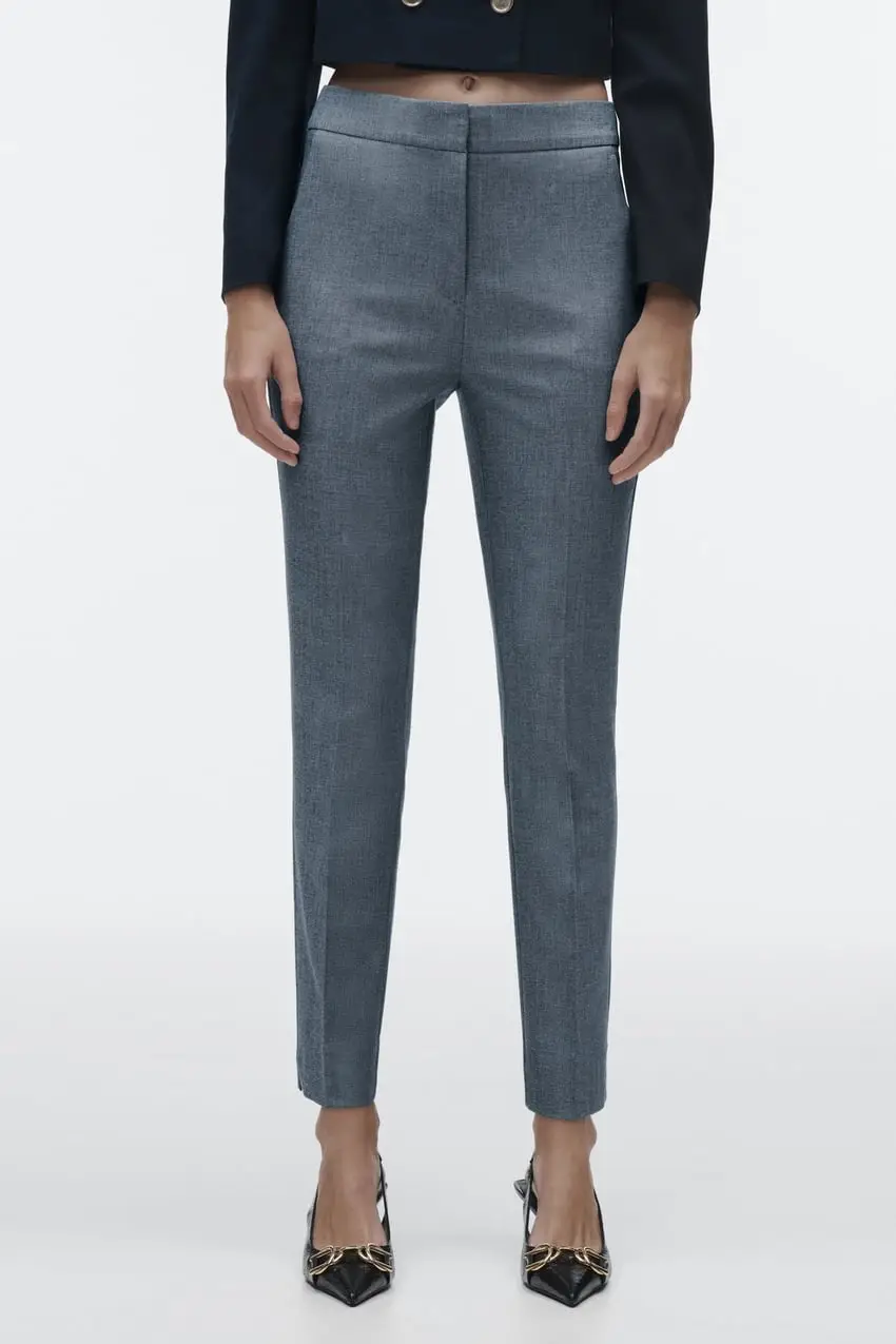Pantalón sastrero de mujer, color gris. Corte recto, tiro medio y calce perfecto. Ideal para un look formal o de oficina.