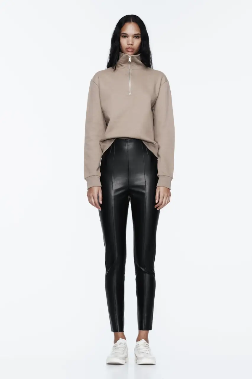 Calza de tiro alto con cintura elastizada y cierre invisible. Ideal para un look elegante y moderno.