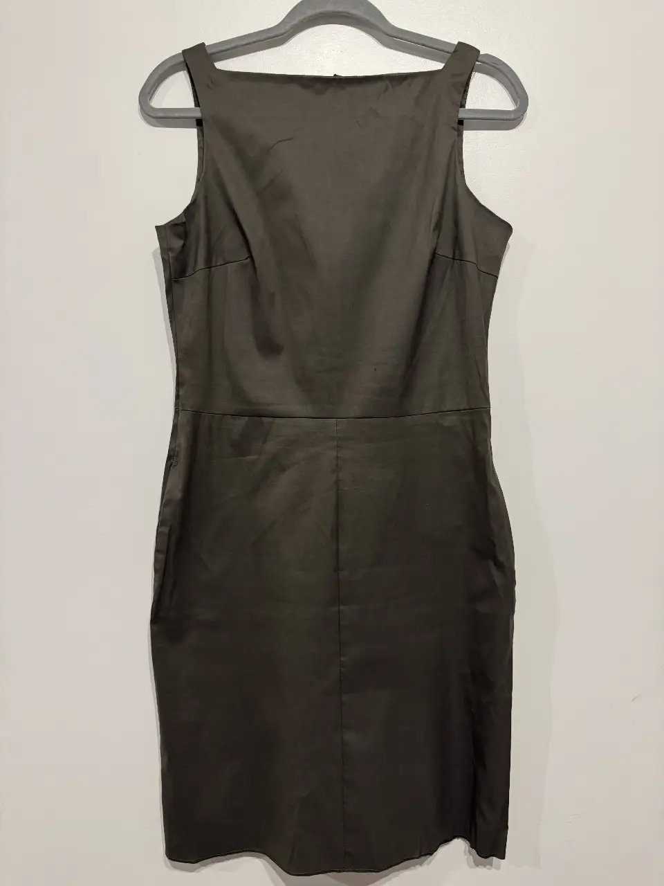 Vestido midi de color verde oscuro, ideal para ocasiones formales o de trabajo. Diseño elegante y atemporal.