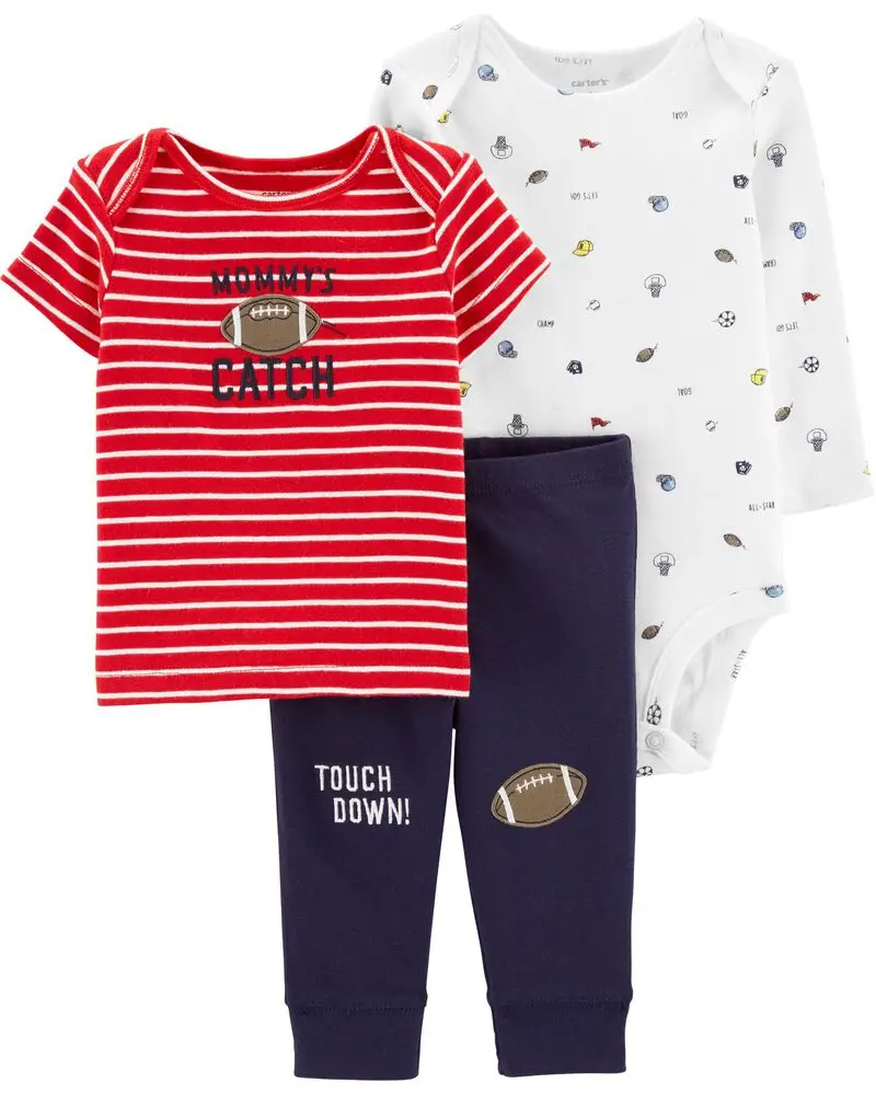 Conjunto de bebé con camiseta a rayas rojas y blancas con estampado de balón de fútbol y frase "Mommy's Catch", pantalón azul marino con detalle de balón y frase "Touch Down!", y body blanco con estampado de balones de fútbol.