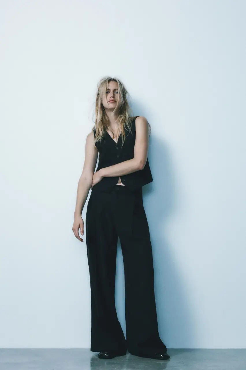 Chaleco sastrero negro, ideal para un look elegante y sofisticado. Perfecto para combinar con pantalones de vestir o faldas.