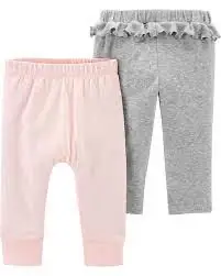 Conjunto de dos pantalones de bebé, uno en color rosa y otro gris, ambos con cintura elastizada y detalles de volados en la cintura del pantalón gris. Ideales para un look cómodo y a la moda.