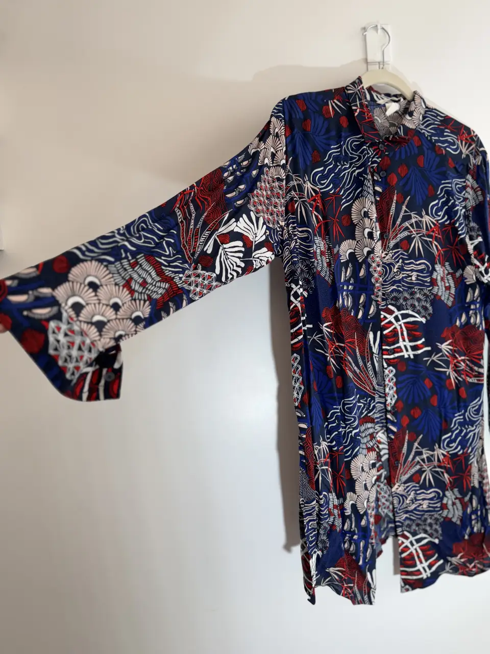 Camisa estampada para hombre, con un diseño vibrante en tonos azules, rojos y blancos. Ideal para un look casual y con estilo.