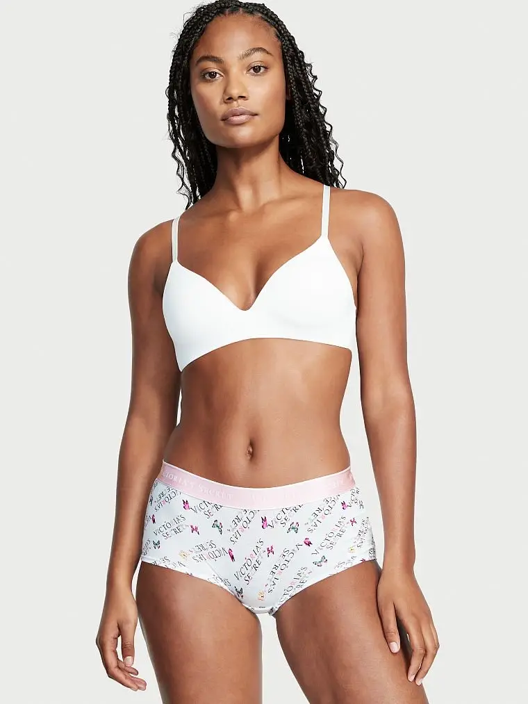 Bombacha de mujer de corte boxer, con estampado de mariposas y el logo de Victoria's Secret. Cintura elastizada en color rosa.