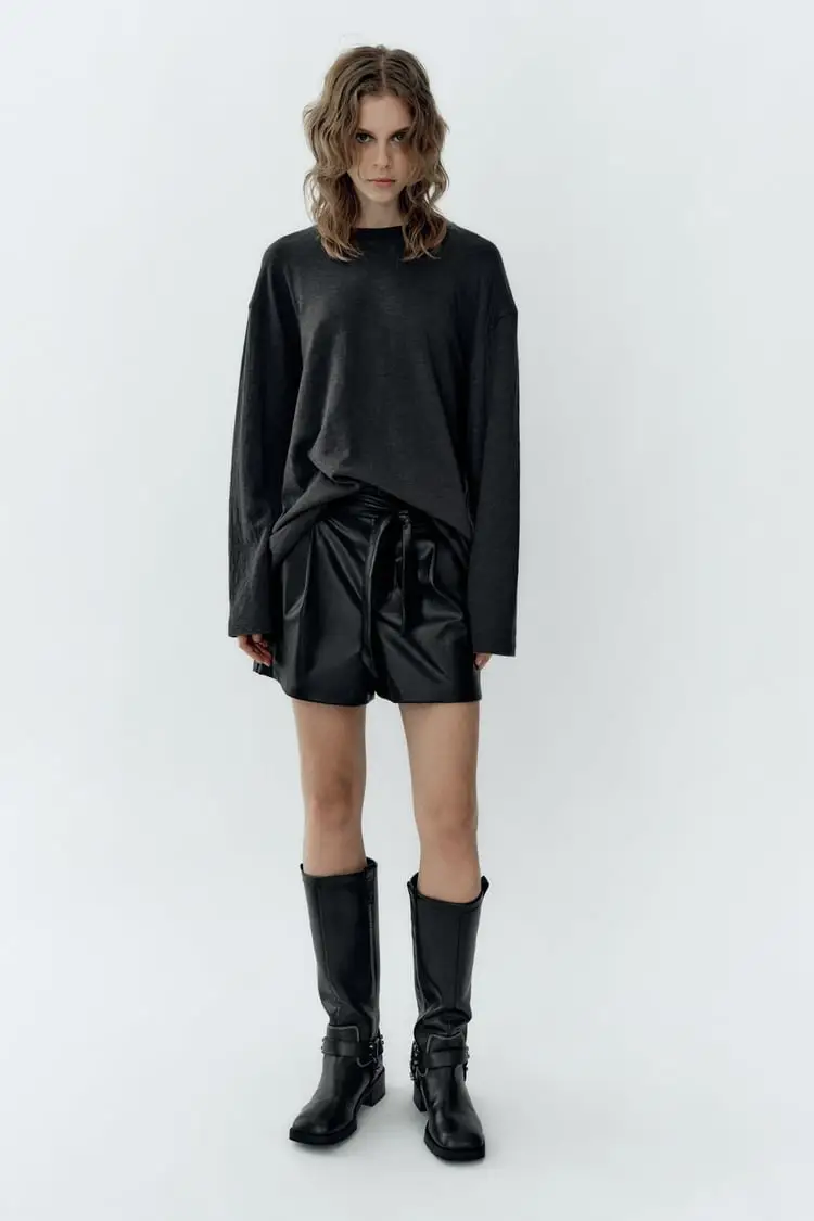 Shorts de cuero sintético negro con cinturón. Tiro alto, ideales para un look moderno y sofisticado. Perfectos para combinar con botas y un sweater oversize.art 161