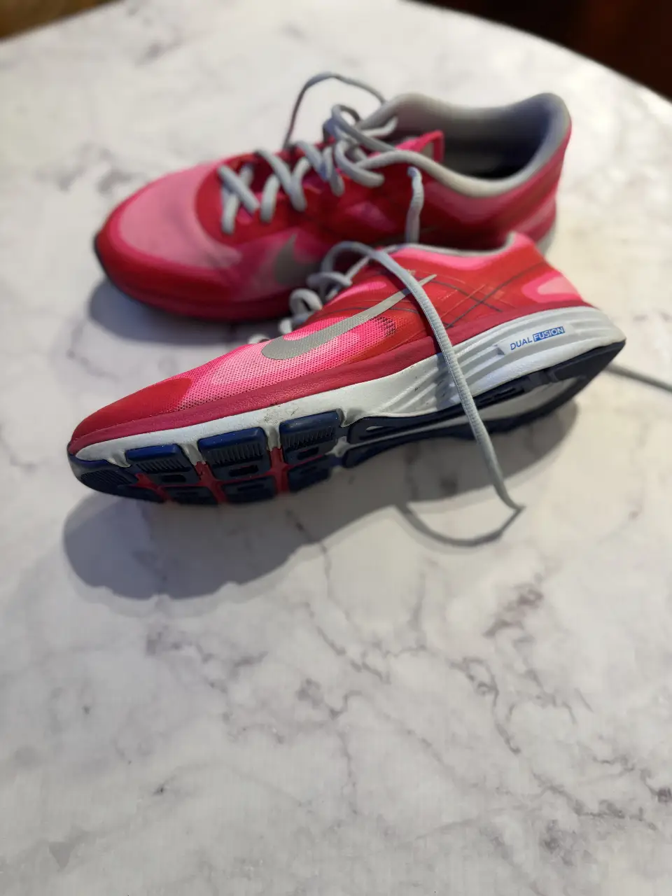 Zapatillas Nike Dual Fusion de mujer, color rosa y gris, ideales para running y entrenamiento. Talle 8 us