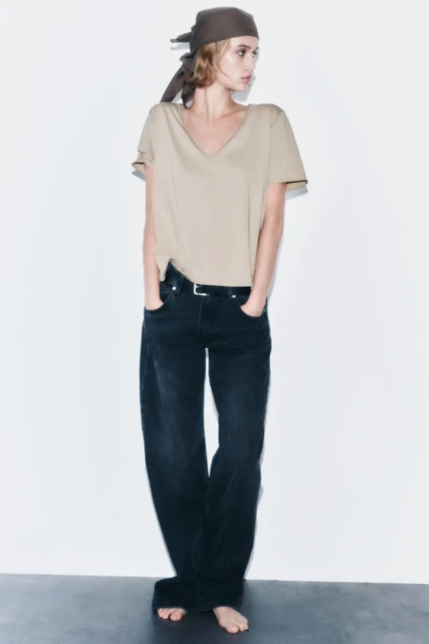 Remera de mujer con cuello en V, de color crudo. Ideal para un look casual y cómodo. color tostado