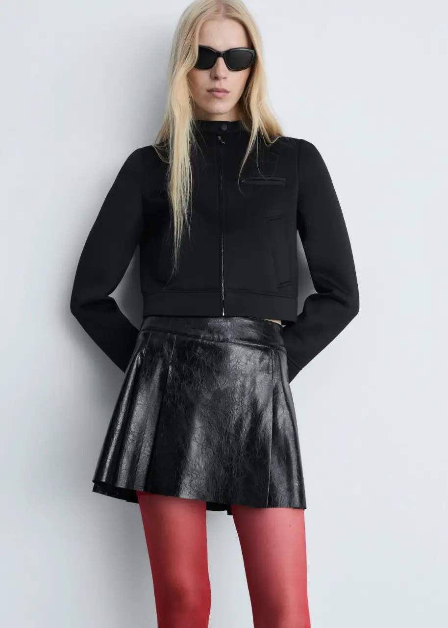  falda asimétrica de cuero sintético La falda tiene un diseño plisado y un corte moderno. La campera es de corte entallado con cierre. Ideal para un look audaz y sofisticado.