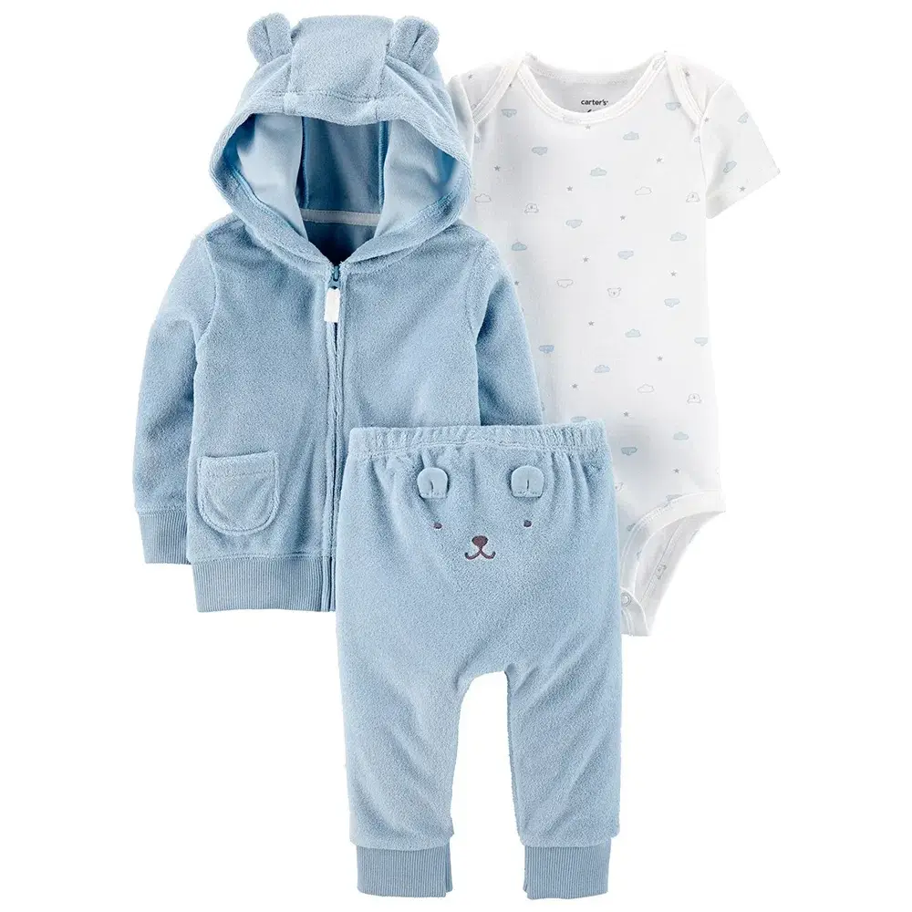 Conjunto de bebé de tres piezas, incluye un buzo con capucha y orejas, un body y un pantalón con diseño de oso. Ideal para mantener a tu bebé abrigado y cómodo.