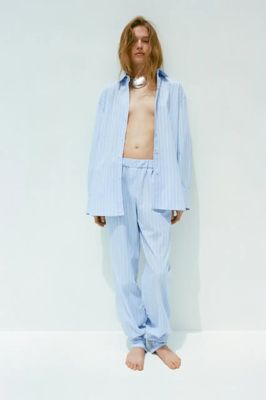 Pantalón de hombre de tela ligera, con diseño a rayas en celeste. Tiene cintura elastizada y bolsillos laterales. El bajo es con puño y botones.